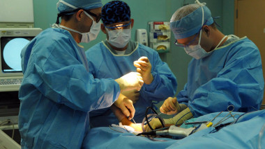 Заплаща ли здравната каса всички консумативи след ортопедична операция?