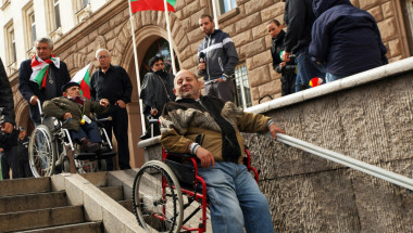 Хора в инвалидни колички обсадиха президентството