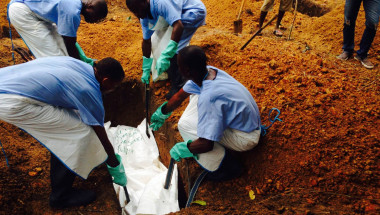 1600 починали: Истерията с ебола прилича на добре премислен търговски ход!