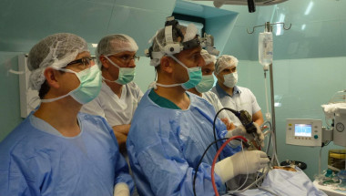 Проф. Карен Джамбазов извади тумор от носа на пациент без разрези!