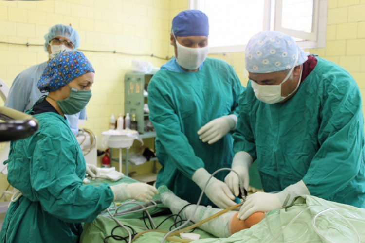 Доц. д-р Вихър Ковачев: Коленете вече се лекуват с течен имплант! 