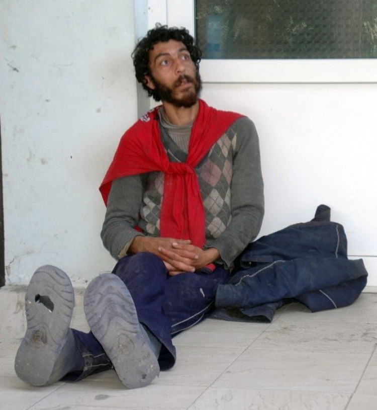 Психично болен бездомник спи в двора на болница