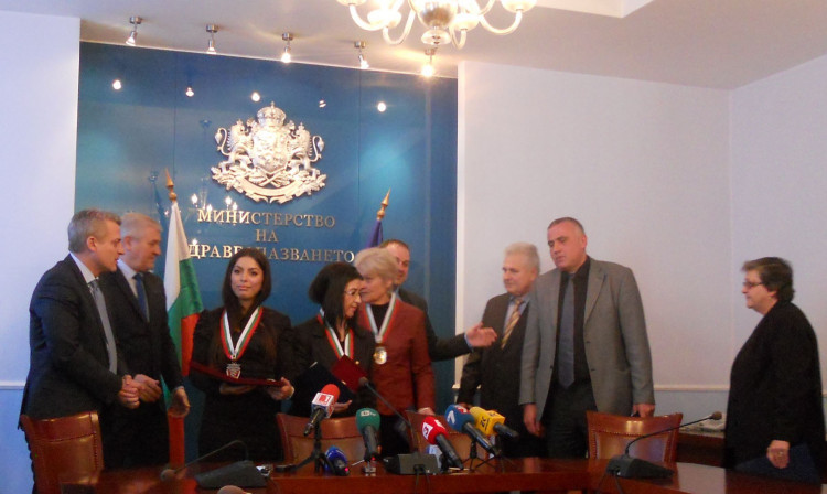 Министър Москов прегърна героините от снежния ад в Родопите
