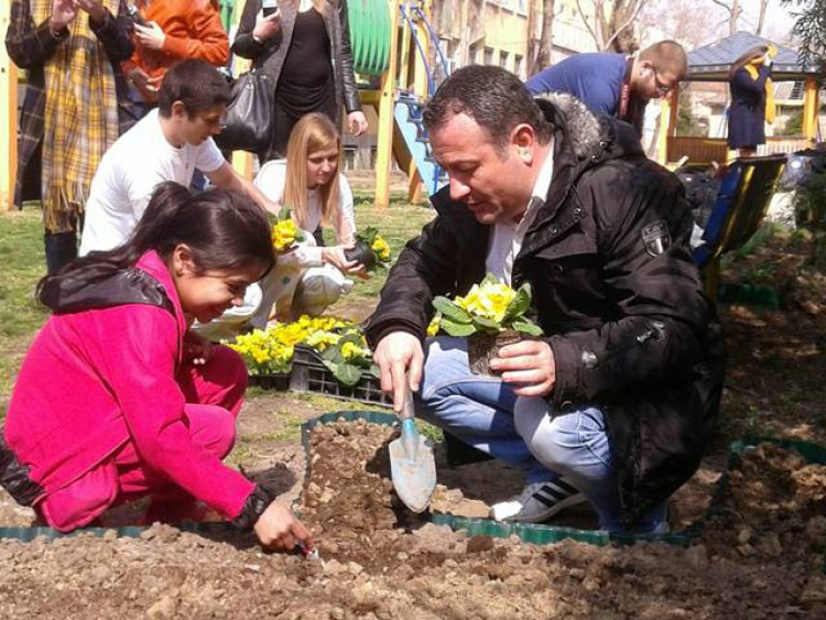 Димитър Рачков и Бате Енчо садиха цветя в болница „Св. Георги” заедно с малки пациенти