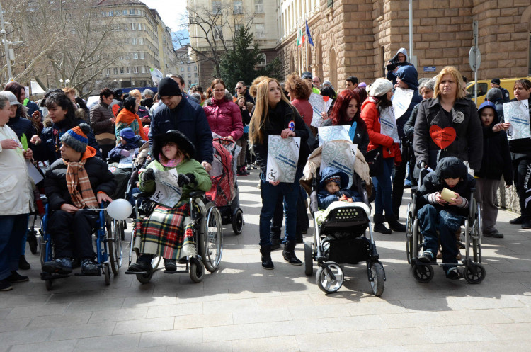 Родители на „невидимите” деца с увреждания искат адекватни грижи от държавата