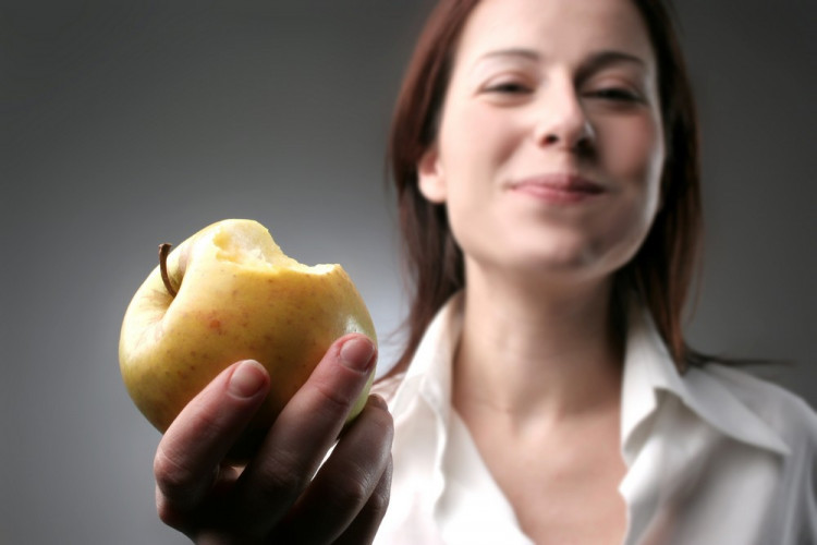 Учени опровергаха мита за ползата от ябълките