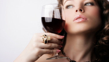 Обрат: Учени установиха, че алкохолът превръща жените в красавици