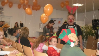 „Приказки без край“ и Дядо Коледа с подаръци за децата в Специализираната болница за активно лечение
