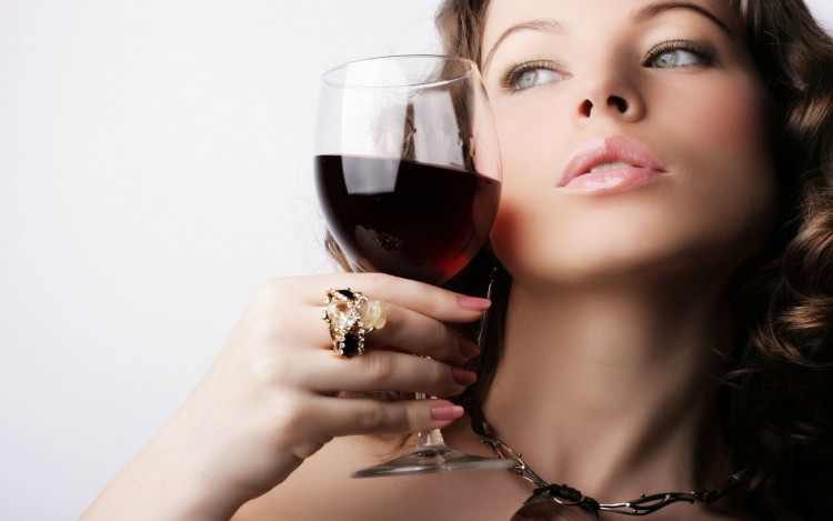 Обрат: Учени установиха, че алкохолът превръща жените в красавици