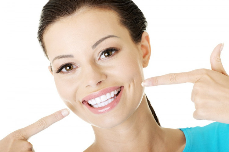 Бърз и лесен домашен метод за избелване на зъбите смая стоматолозите    