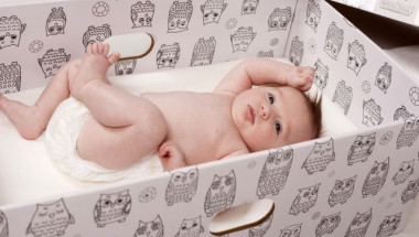 Защо все повече бебета по света спят в кутии?