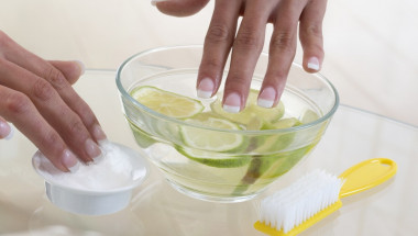 Почистете ноктите от лак с паста за зъби и лимон