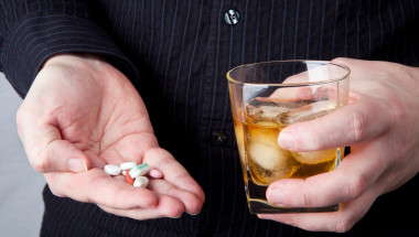 Съчетаването на лекарства с алкохол -  митове и реалност