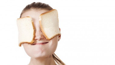 Облекчете зачервяването на очите със студен хляб