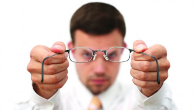 Д-р Росица Лолова: Далекогледите хора слагат рано очила  за близко виждане