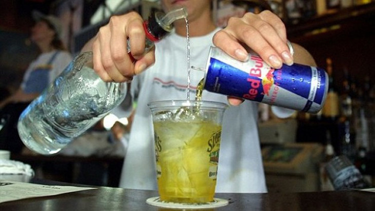 Смесването на алкохол с енергийни напитки увеличава вероятността от нараняване