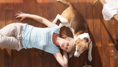 Защо е здравословно да се спи на пода?