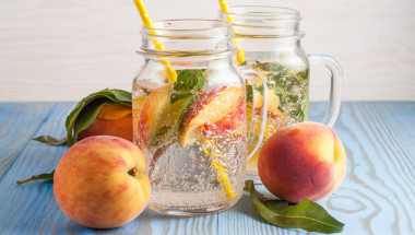 Лято е! Пийте детоксикираща вода с плодов вкус