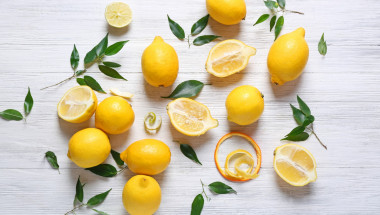 Лимонът прави чудеса с кожата на лицето (5 рецепти)