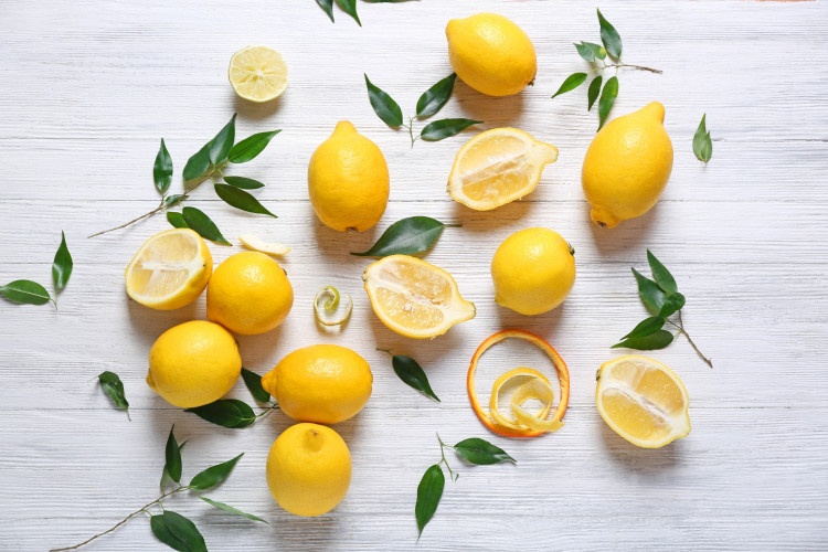 Лимонът прави чудеса с кожата на лицето (5 рецепти)