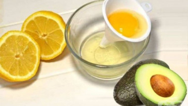 Заличете бръчките около устата с авокадо, белтък и лимон