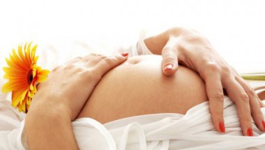 Учени обясниха наистина ли е лош признак, когато на бременната ѝ се гади 