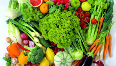 Експерти разкриха кои храни съдържат най-много пестициди
