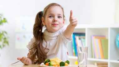 Най-пълната и подробна ТАБЛИЦА за правилното хранене на децата от 6 месеца до 5 годинки