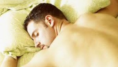 Учени от Станфорд обясниха защо мъжете трябва да спят голи