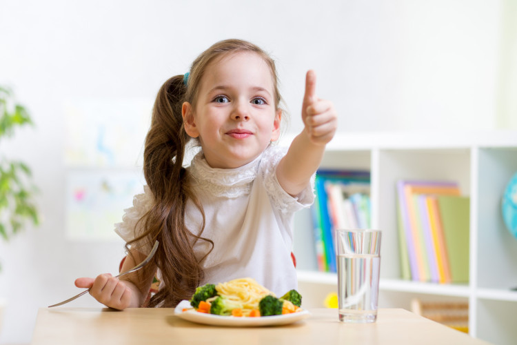 Най-пълната и подробна ТАБЛИЦА за правилното хранене на децата от 6 месеца до 5 годинки