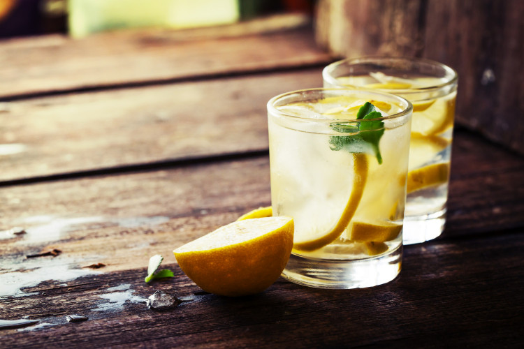 Вода с лимон сутрин - наистина ли е толкова полезна?