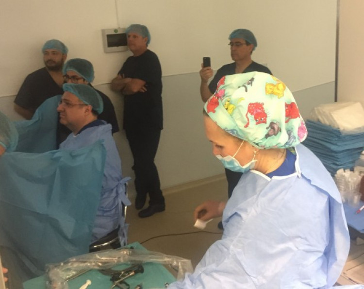 Уролози от Мексико, Венецуела и Уругвай наблюдават оперативна сесия в Хил клиник