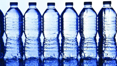 В бутилираната вода има частици пластмаса
