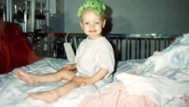 Младо момиче, победило рака 2 пъти, се върна след години в болницата, за да...
