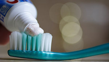 Шок: Антибактериално вещество, използвано в пастата за зъби и миещи препарати, причинява рак!