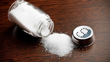 Не ги пренебрегвайте: 7 признаци, които показват, че ядете твърде много сол (СНИМКИ)