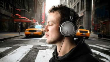 Учени изчислиха колко точно време на ден може да носите слушалки, за да не оглушеете!