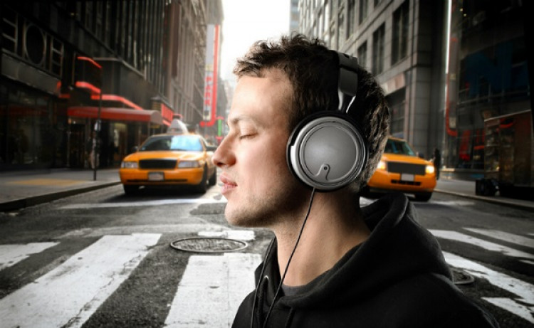 Учени изчислиха колко точно време на ден може да носите слушалки, за да не оглушеете!