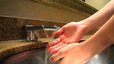 Учени алармират: 97% от хората мият ръцете си грешно при готвене на месо