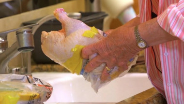 Измиването на пилешкото месо с течаща вода е опасно за здравето