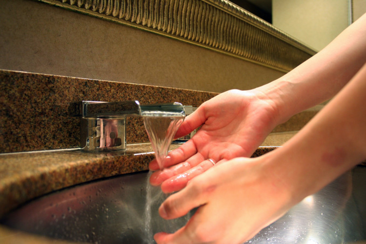 Учени алармират: 97% от хората мият ръцете си грешно при готвене на месо
