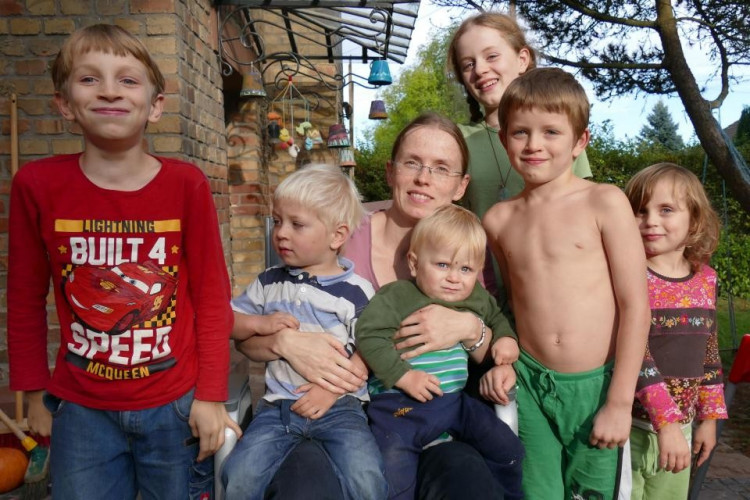 Германка разказа и показа защо ражда децата си на двора без акушерка и обезболяващи (СНИМКИ/ВИДЕО 18+)