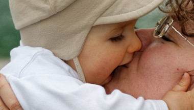 Стоматолози: Не целувайте децата по устата!