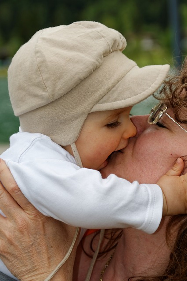 Стоматолози: Не целувайте децата по устата!