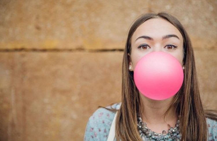Какво се случва с тялото ви, когато дъвчете дъвка и трябва ли да се откажете от този навик?