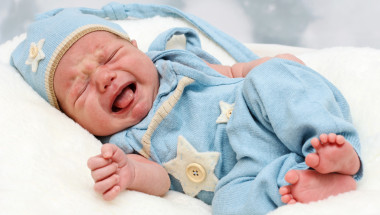 Подчертана раздразнителност и смущения в съня при новородено са опасни сигнали