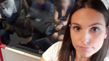 Никой не пусна жена с бебе на ръцете да седне във влака, тя публикува тази шокираща СНИМКА и си отмъсти
