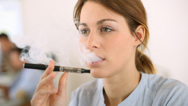 Електронните цигари „вкарват“ ракови вещества в белите дробове