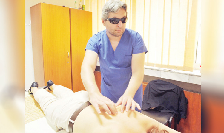 Сляп масажист изправя пациентите на крак