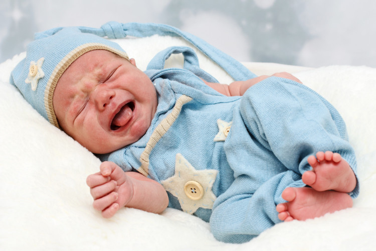 Подчертана раздразнителност и смущения в съня при новородено са опасни сигнали
